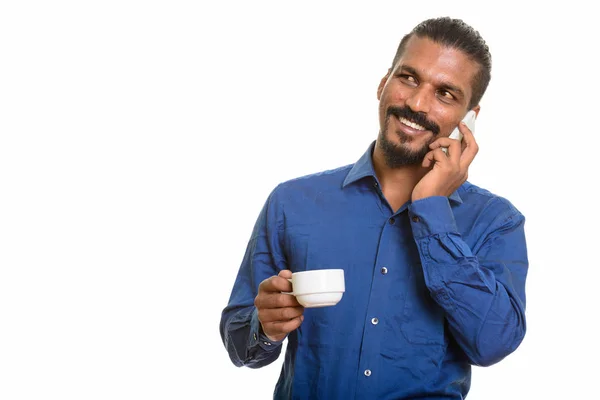 Joven empresario indio feliz hablando por teléfono móvil y Holdi —  Fotos de Stock