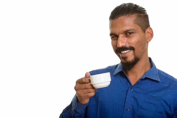 Joven empresario indio feliz bebiendo café estudio retrato sobre fondo blanco —  Fotos de Stock