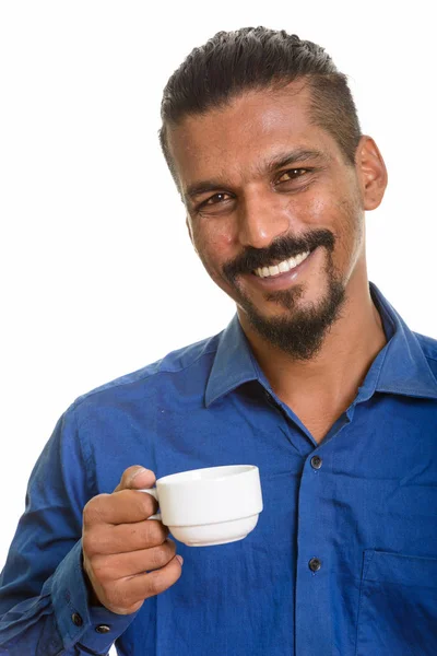 Młody szczęśliwy indyjski biznesmen picia kawy studio portret białym tle — Zdjęcie stockowe