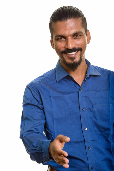 Joven empresario indio feliz dando retrato estudio apretón de manos sobre fondo blanco —  Fotos de Stock