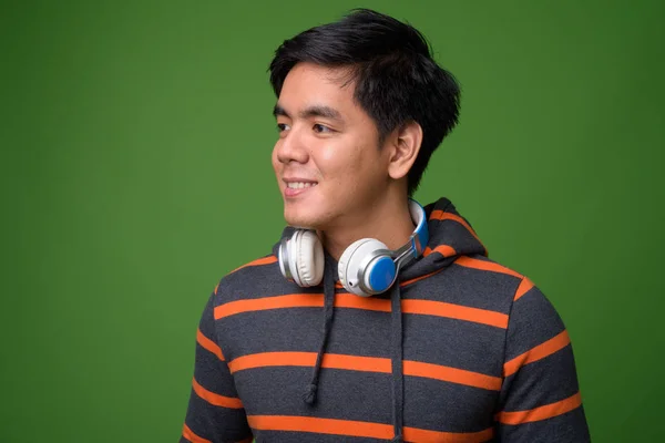 Νεαρός όμορφος Φιλιππινέζος με πράσινο φόντο — Φωτογραφία Αρχείου