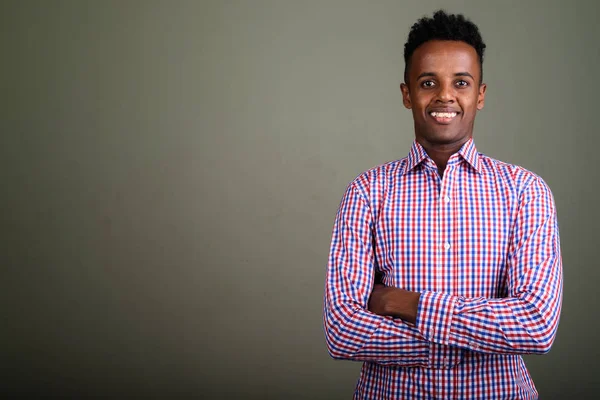 Jeune homme d'affaires africain beau sur fond de couleur — Photo