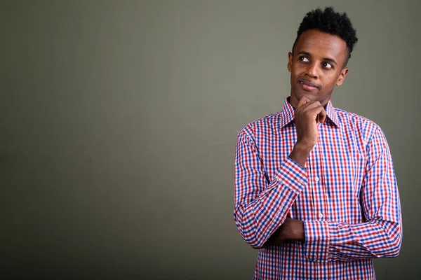 Joven hombre de negocios africano guapo contra fondo de color — Foto de Stock