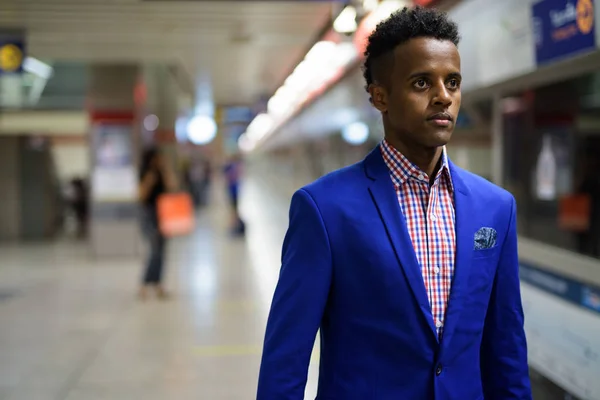 Ung vacker afrikansk affärsman på tunnelbanan station jag — Stockfoto