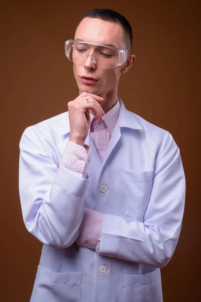 Jonge knappe man van de androgyne arts een beschermende bril — Stockfoto