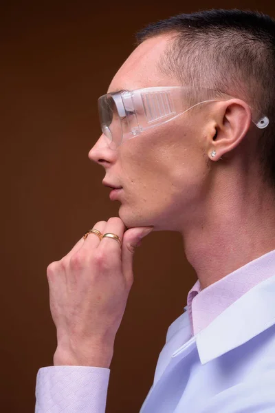 Jonge knappe man van de androgyne arts een beschermende bril — Stockfoto