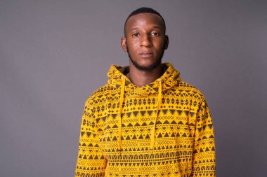 Gri backgrou karşı kısa saçlı Genç Afrika yakışıklı