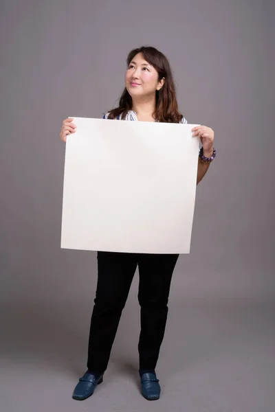 Japanska affärskvinna holding vit tavla med copyspace — Stockfoto