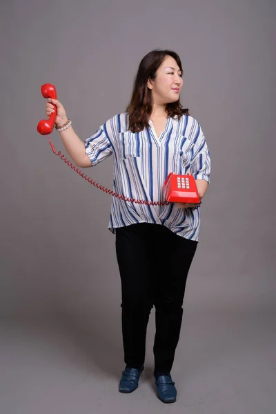 Full längd porträtt av japanska affärskvinna med telefon — Stockfoto