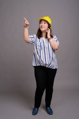 Japon işkadını inşaat işçisi kask ile Olgun