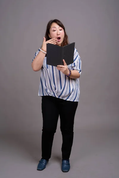 Ritratto di donna d'affari giapponese che legge un libro o un diario — Foto Stock