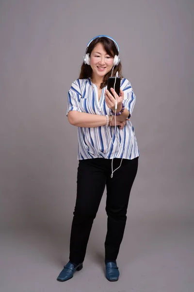 Портрет зрілі японський бізнес-леді з навушниками — стокове фото