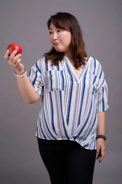 성숙한 아름 다운 아시아 사업가 애플 과일을 들고 — 스톡 사진