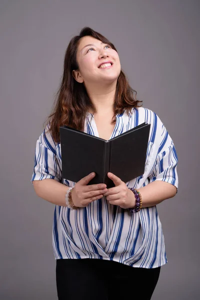 Ritratto di bella donna d'affari asiatica matura libro di lettura — Foto Stock