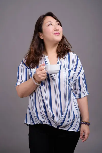 Madura hermosa mujer de negocios asiática sosteniendo taza de café —  Fotos de Stock