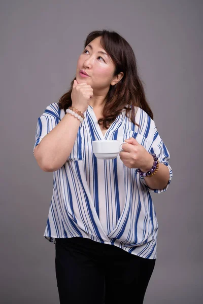 커피 컵을 들고 성숙한 아름 다운 아시아 사업가 — 스톡 사진