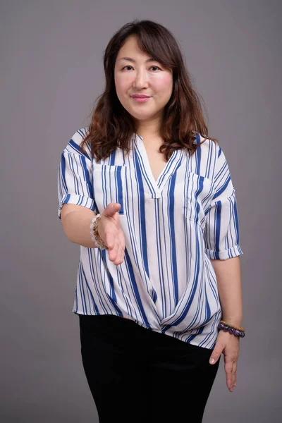 Porträtt av mogen vackra asiatiska affärskvinna ger handslag — Stockfoto