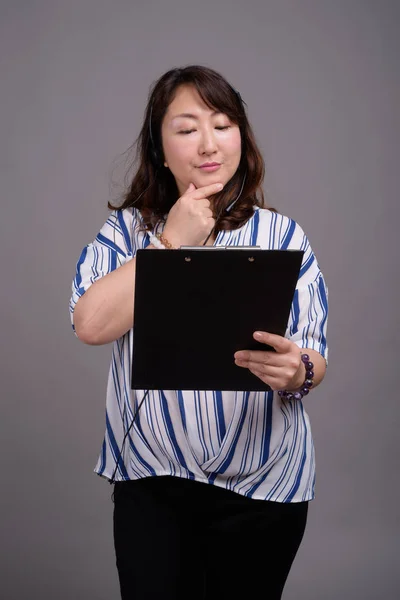 Ritratto di donna d'affari asiatica matura che tiene appunti — Foto Stock