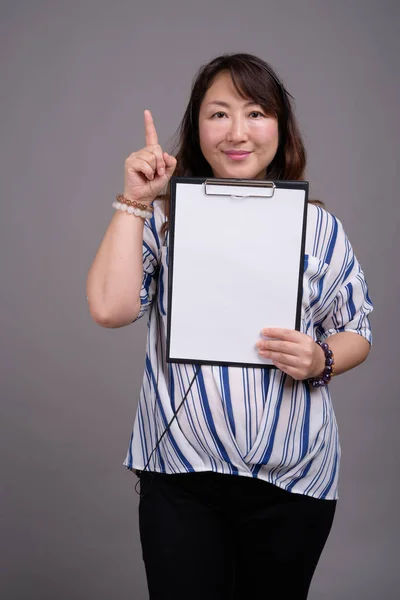 Mogna asiatiska affärskvinna holding Urklipp med kopia utrymme — Stockfoto