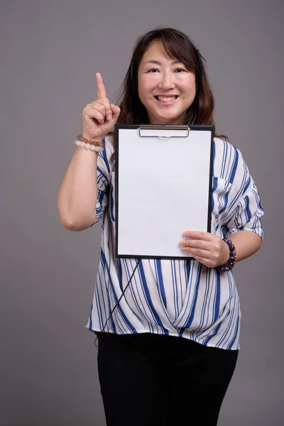 Mogna asiatiska affärskvinna holding Urklipp med kopia utrymme — Stockfoto
