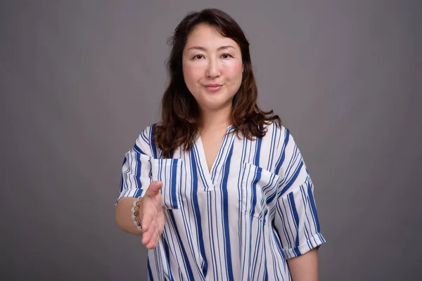 Madura hermosa mujer de negocios asiática contra fondo gris —  Fotos de Stock