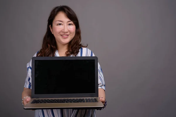 Азиатская бизнесвумен показывает место для копирования с ноутбука — стоковое фото