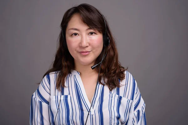 Retrato de maduro asiático call center representante empresária — Fotografia de Stock