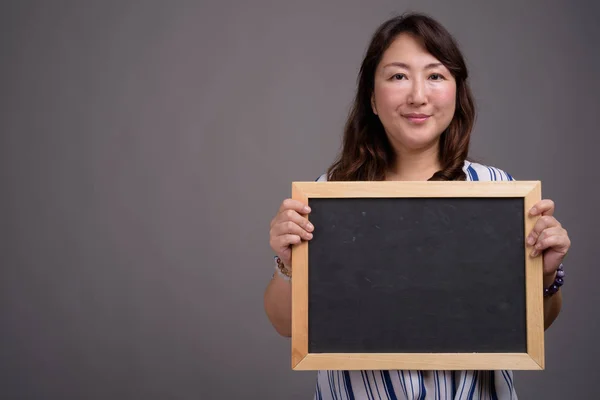 Asiatico businesswoman holding lavagna con copia spazio — Foto Stock