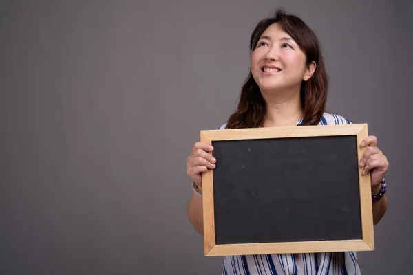 Asiatische Geschäftsfrau hält Tafel mit Kopierraum — Stockfoto