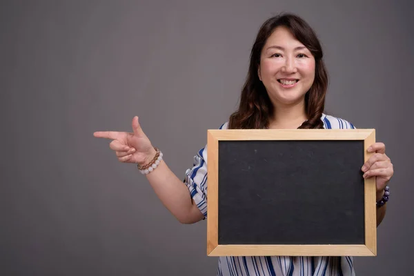 Asiatische Geschäftsfrau hält Tafel mit Kopierraum — Stockfoto