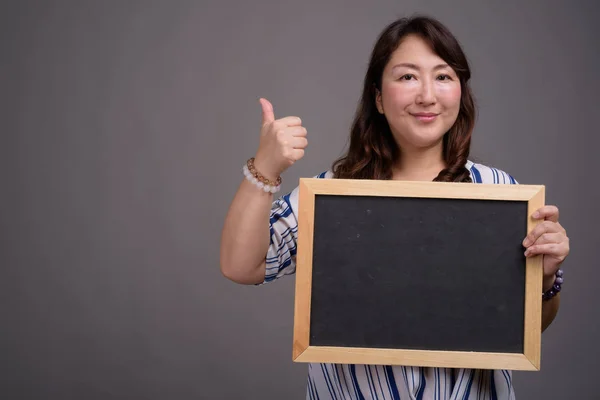 Asiatische Geschäftsfrau hält Tafel mit Kopierraum — Stockfoto