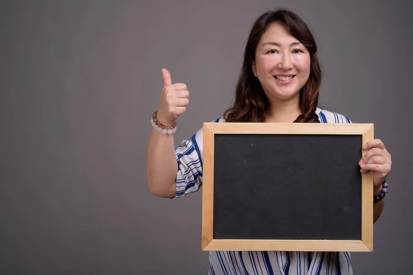 Asiatische Geschäftsfrau hält Tafel mit Kopierraum — Stockfoto