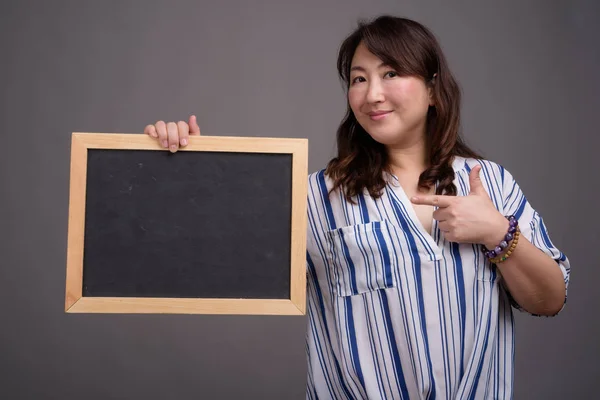 Asiatische Geschäftsfrau hält Tafel mit Kopierraum — Stockfoto