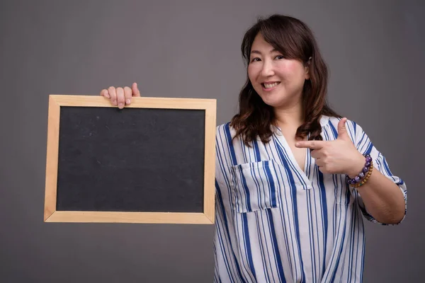 Asiatische Geschäftsfrau hält Tafel mit Kopierraum — Stockfoto