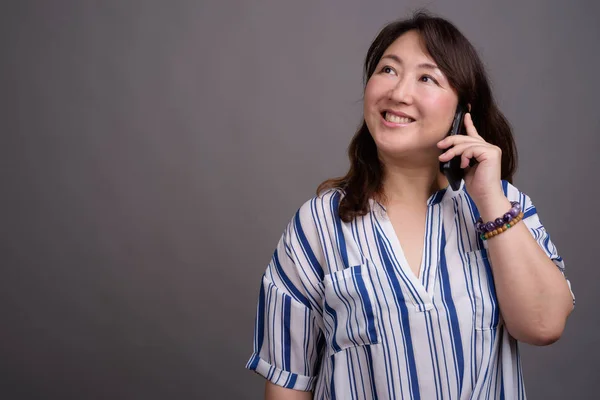 Madura hermosa mujer de negocios asiática hablando por teléfono —  Fotos de Stock