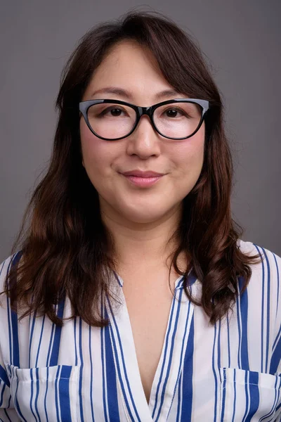 Retrato de mujer de negocios asiática madura con anteojos —  Fotos de Stock