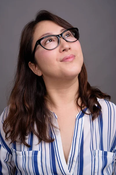 眼鏡を身に着けている成熟したアジアの実業家の肖像画 — ストック写真