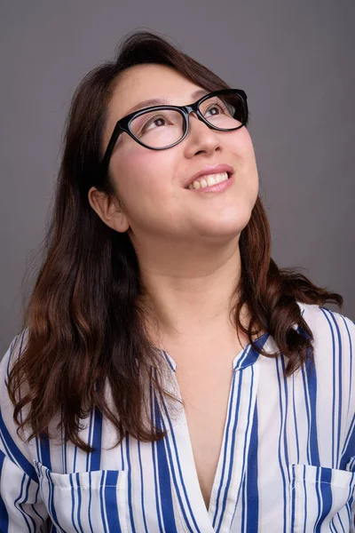 Ritratto di donna d'affari asiatica matura con occhiali da vista — Foto Stock