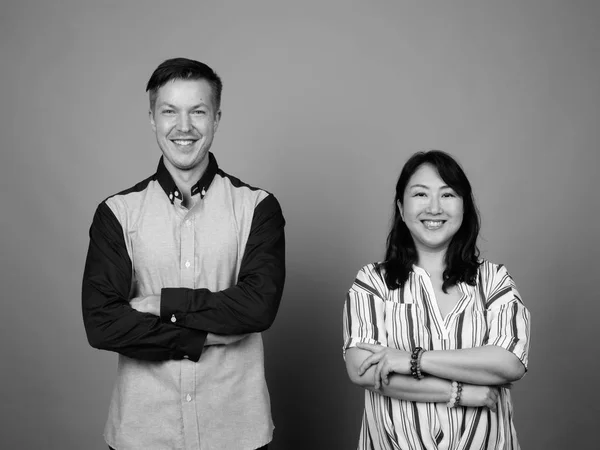 Retrato de pareja multiétnica diversa en estudio — Foto de Stock