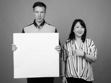 Çok etnik farklı çift kopya alanı gösterilen Studio portresi