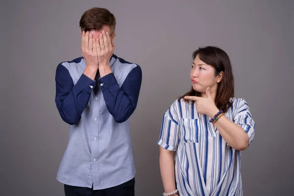 Retrato de casal diversificado multi étnico com problemas — Fotografia de Stock