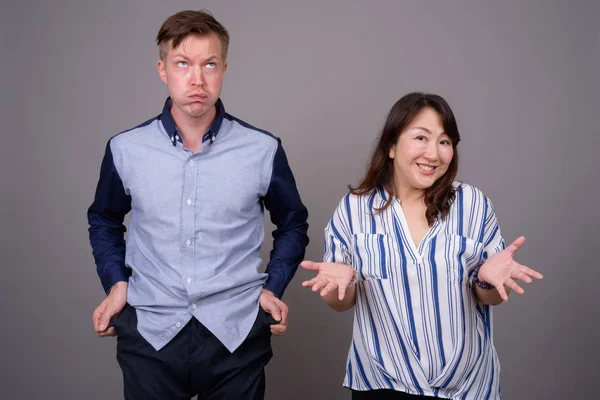 Retrato de multi casal étnico diverso em estúdio com problemas de dinheiro — Fotografia de Stock