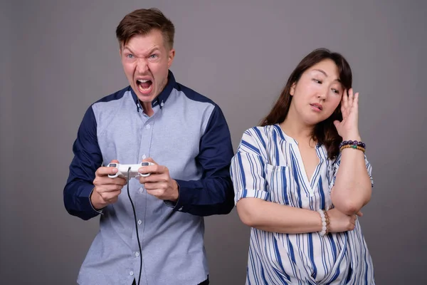 Retrato de vários casais étnicos que jogam videogames — Fotografia de Stock