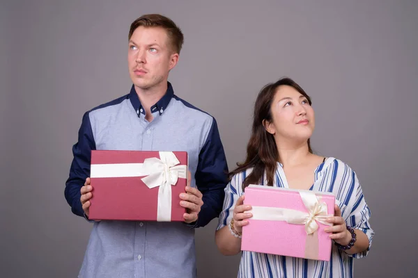 Homme d'affaires et femme d'affaires asiatique mature tenant boîte cadeau — Photo