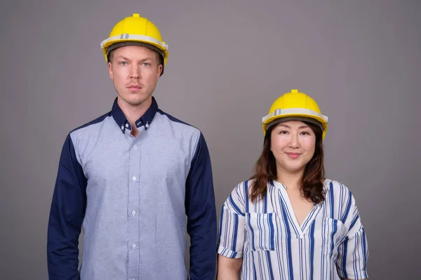 Homme d'affaires et femme d'affaires asiatique mature portant un casque rigide — Photo