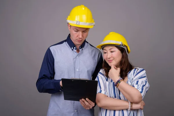 Empresario y mujer de negocios asiática madura usando hardhat —  Fotos de Stock