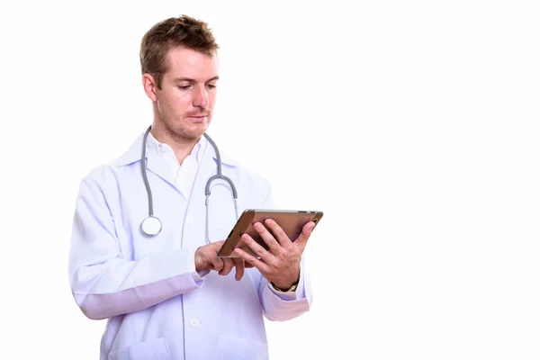 Studio shot of man doctor en utilisant une tablette numérique — Photo