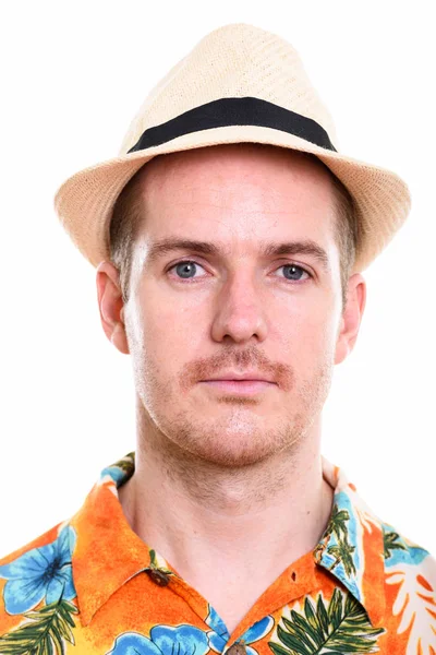 Visage de l'homme portant chemise hawaïenne et chapeau prêt pour les vacances — Photo