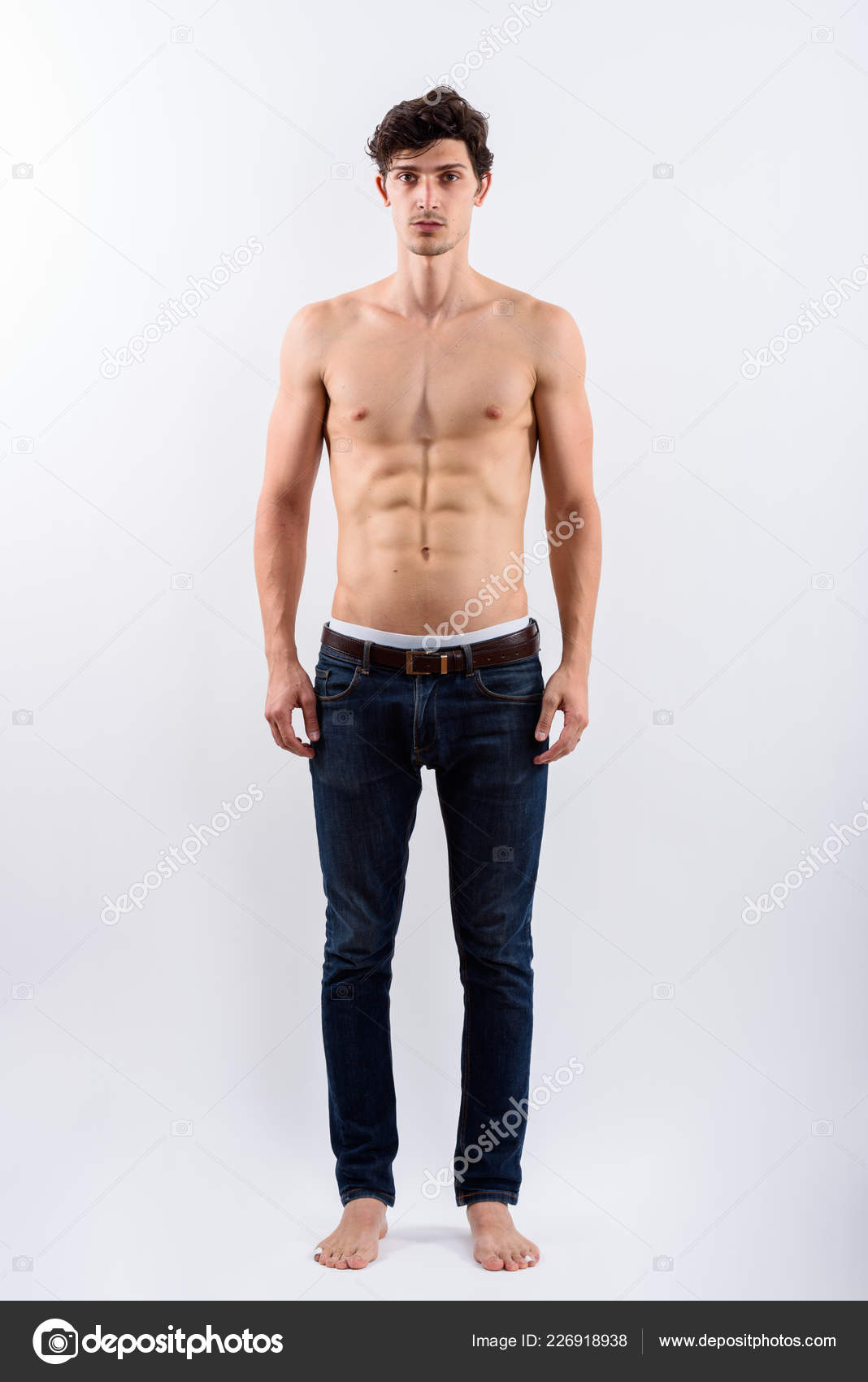 Volledig lichaam schot van jonge knappe man staan shirtloos ⬇ Stockfoto, rechtenvrije foto door