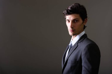 Genç yakışıklı işadamı kameraya seyir stüdyo çekim